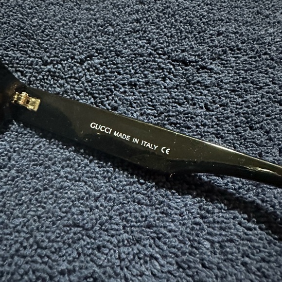 Gucci Black and White vine Patterned Women's Sunglasses - Picture 5 of 6